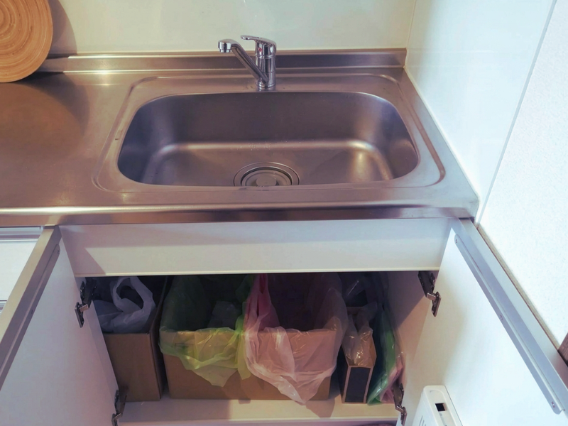 ミニマリストのシンク下の様子