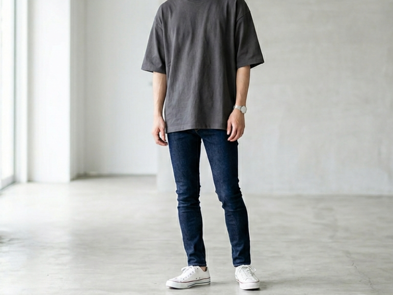 ヌーディージーンズのタイトシルエットで脚がきれいに見える着用イメージ